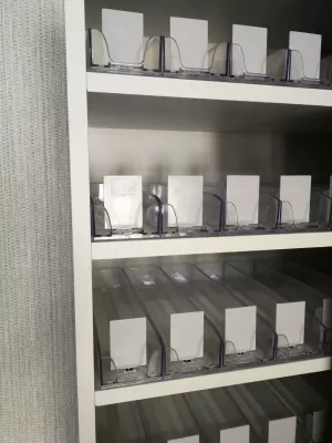 Шкаф для продажи сигарет с синхронными шторками
